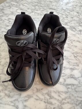 Heelys Black Light Up Boys' Low-Top Lace Skate Shoes **Brand New